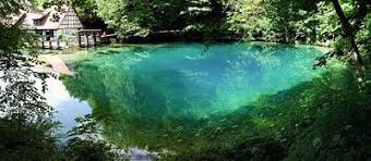 Blautopf with the bright limestone sediments underwater. Der Blautopf In Blaubeuren Von Wassernixen Farbe Und Hohlen Scinexx De