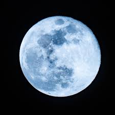 Les termes « pierre de lune bleue », « pierre de lune de mojave » ou « pierre de lune de californie » cachent parfois une calcédoine bleue ou une agate teintée bleue. H3kgxco9cbx8dm