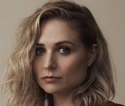 Iris: la nuova serie originale Sky con Niamh Algar e Tom Hollander