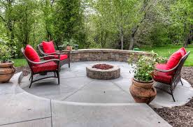 A large outdoor kitchen and outdoor dining area is grounded by a paver patio. Outdoor Kitchen And Patio Omaha Nebraska Novocom Top