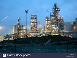 Austrian mineral oil administration)) is an austrian multinational integrated oil, gas and petrochemical company which is headquartered in vienna, austria. Olraffinerie Omv Aktiengesellschaft Schwechat Wien Osterreich Stockfotografie Alamy