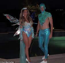 Talking about his age, carter reum is 39 years old. Paris Hilton And Beau Carter Reum Give Trick Or Treaters Selfies Rather Than Candy At Her Mansion Aktuelle Boulevard Nachrichten Und Fotogalerien Zu Stars Sternchen
