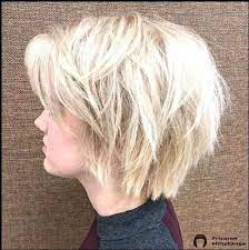 kurzer unordentlicher geschichteter blonder bob in 2021 frisuren bob frisur frisur naturwelle