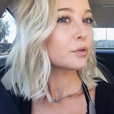 Nicolette Benecke (@kneecoelatte)