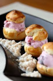 Il gelato diventerà bello sodo e cremoso. Gelato Alla Ciliegia Profiteroles Con Granita Di Mandorle