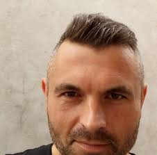 „aktor krzysztof chromiński na swoim fb zaoferował pomoc wszystkim tym, którzy w chwili obecnej najbardziej potrzebują pomocy. Krzysztof Chrominski Home Facebook