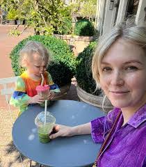 Linda Scholten's Instagram, Twitter & Facebook