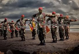 Bukan hanya terlihat lebih elegan, gambar wallpaper hp berwarna hitam juga cenderung lebih nyaman dipandang karena nggak memantulkan banyak cahaya ke mata. 19 Ide Kop Militer Tentara Pasukan Khusus