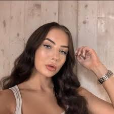 Rosalind Bennett's Instagram, Twitter & Facebook