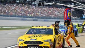 7 over the wall exept under special circumstances when nascar may allow 8 to something like pull a tear away from the window. Former College Football Players Flocking To Nascar Pit Crews