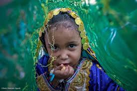 الحول حول.. هي واحدة من المناسبات الاجتماعية التي لا تزال مستمرة إلى وقتنا  الراهن في المجتمع العُماني وتسمى " الحول حول" ، وهي للدلالة على اكتمال  الحول أو السنة للمولود منذ ولادته