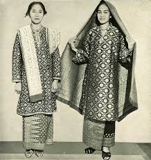 Baju tradisional melayu merujuk kepada baju tradisional orang melayu, terutamanya baju melayu dan baju kurung. Baju Kurung Wikiwand