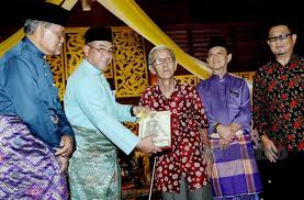 Serangkap pantun digubah menjadi lagu dondang sayang walau tidak menyeluruh, tetap mampu menterjemahkan kesantunan adab dan budi bahasa masyarakat cina peranakan juga dikenali sebagai baba nyonya. Sukar Cari Pelapis Dondang Sayang Bebasnews
