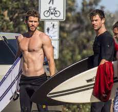 Luke recalls what it was like growing up in australia with his brothers chris and liam. Chris Hemsworth Flaunts His Chiseled Abs With Brother Liam In Australia Pics Entertainment Tonight