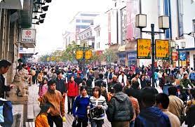 Pour cédric, le déconfinement commence dans un champ qui surplombe la vallée de grôba dans la tribu de tiéti sur des travaux suspendus de temps en temps pour partir à la rencontre des autres calédoniens qui reprennent eux aussi petit à petit leurs habitudes. Deconfinement Et La Vie Reprend Son Cours En Chine Vu D Ailleurs