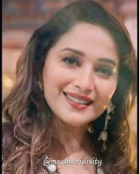 Smiling Queen Madhuri Dixit 💖💝 #madhuridixit #bestoftheday #photoshoot  #bollywood #hindimovie
