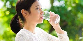 Banyak orang meragukan bahwa air putih dapat membantu menurunkan berat badan. Cara Diet Air Putih Yang Aman Untuk Menurunkan Berat Badan