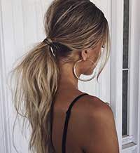 Se cercate acconciature facili e veloci da fare con i capelli ricci, vi proponiamo diverse idee. Capelli Raccolti In Estate Chignon E Coda Bassa Met Parrucchieri