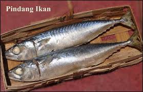 Fimela.com, jakarta ketika belanja dan menemukan ikan pindang layang di pasar, mungkin kamu akan tertarik untuk mengolahnya sendiri di rumah. Nilai Kandungan Gizi Ikan Pindang Layang Mentah