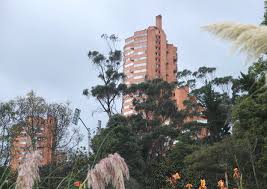 Rogelio salmona né en 1929 à paris, arrivé en colombie en 1931, étudie l'architecture à l'université nationale de colombie. Bogota Salmona Artchitectours