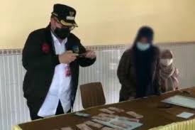 Nantinya pelayanan ini akan dilakukan secara online dan offline. Bupati Kediri Tangkap Basah Camat Minta Thr Ke Tiap Desa Halaman All Kompas Com