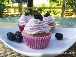 Brombeer Muffins Mit Dinkelmehl Und Frischkase Frosting We Go Wild Rezept Dinkelmehl Lebensmittel Essen Kochen Und Backen