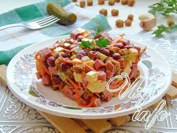Salat Obzhorka S Fasolyu Kopchenoj Kolbasoj Solenymi Ogurcami I Suharikami Recept