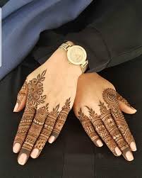 Eastern weddings and festivities appear to be deficient without the touch of our conventional clothes combined with this is a khafif mehndi design that accomplishes a moderate general look with the utilization of the exceptionally detailed and perplexing blooms that. Khafif Mehndi Design Simple Patches