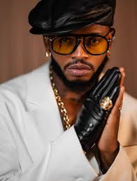 Kutoka Tandale hadi dunia, @diamondplatnumz amefanya kila hatua kuwa ya  uchungu, kila jioni ya rehearsals, kila sacrifice isiyohesabika, ili  kufikia kilele cha ndoto yake. Kutoka Bukoba hadi screens za kila siku,  Novio