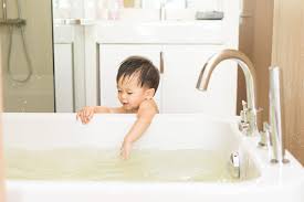 Continue supporting your baby's head and back as needed. 13 Useful Tips To Make Bath Time Less Traumatic For Our Baby Neolittle