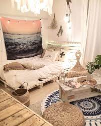 オシャレなベッドルームは女性の憧れですが 日本のように小さめのお部屋が多いと 難しそうに思いますよね でも 諦めてはいけません 今すぐマネしたい オシャレなベッドルーム実例をご紹介します 寝室インテリアのアイデア 部屋 ベッドルームのアイデア
