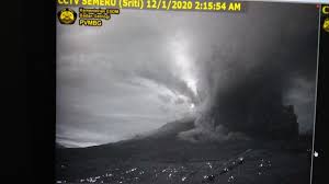Status ini diberlakukan tak lepas terjadinya awan panas guguran (apg) yang meluncur sejauh kurang lebih 4 kilometer. Gunung Semeru Meletus Luncuran Awan Panas Capai 3 Ribu Meter Kumparan Com