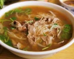 Recette De Soupe Chinoise Au Boeuf Herbes Et Gingembre Frais Recette Soupe Repas Soupe Epicee Recette Soupe