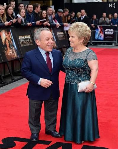 The Weekly - The actor, who is only 112 cm tall, married a woman who was  just a few centimeters taller than him 😲. The dwarf couple had two  children, although doctors
