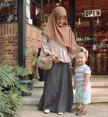 Tengah dihebohkan oleh kisruh rumah tangga pasangan muda, larissa chou dan putra almarhum arifin putra, alvin faiz. Jadi Ibu Di Usia Muda 10 Potret Kasih Sayang Larissa Chou Ke Putranya