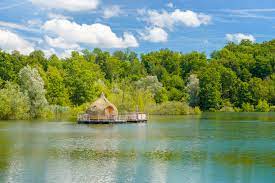 Nos cabanes sur l'eau, isolées avec des matériaux naturels (double bardage en bois + laine de bois), vous permettront de passer une nuit exceptionnelle, proche de la nature et du monde sauvage, avec un bon confort quelque soit la saison, grâce à un chauffage par un poêle à bois traditionnel. Nos Cabanes Eco Domaine Coucoo Grands Lacs En Franche Comte