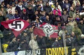 Die fans von lazio rom machen erneut negative schlagzeilen. Fussball Lazio Fans Schwenken Hakenkreuz Fahnen Fussball Faz