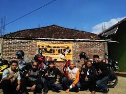 They gather funds in a 'roving prayer cap' during their rides. Komunitas Biker Muslim Indonesia Kombi Tebar Quran Di Subang Tmcblog Com