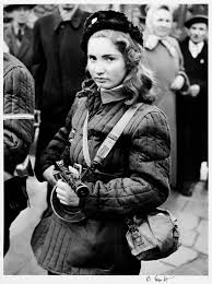 The One In Front Of The Gun Lives Forever Reddit 52 Powerful Photos Of Women Who Changed History Forever Women In History Hungarian Girls Photos Of Women