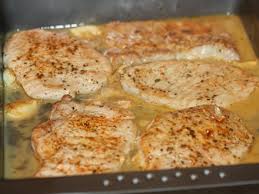 Adaugam si vinul peste legume si carne, adaugam usturoiul, 2 frunze de dafin pe care le rupem. Cotlete De Porc La Tava