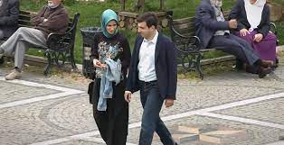 Sümeyye erdoğan ve insansız hava araçları imal eden bayraktar makina'nın sahibi özdemir bayraktar'ın oğlu selçuk bayraktar 20 mart tarihinde tarabya köşkü 'nde nişanlanmıştı. Sumeyye Erdogan Ve Selcuk Bayraktar In Hayat Hikayesi Ve Bilinmeyen Yonleri Video