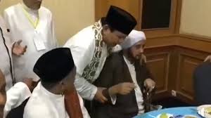 Berkat segala bimbingan, nasehat, serta kesabaranya, habib syech bin abdul qadir assegaf menapaki hari untuk senantiasa melakukan. Polemik Gestur Habib Syech Bin Abdul Qodir Pada Prabowo Teddy Gusnaidi Tak Percaya Akan Pamit Tribunnews Bogor