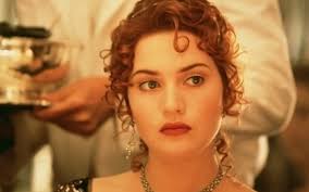 Ricordo la scena dell'auto e queste mani spuntarono da dietro la mia testa  e mi coprirono gli occhi", ha detto Mia Threapleton, rievocando con ironia  un momento iconico del film "Titanic". La