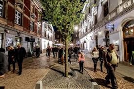He was previously married to catherine bell. Woonerf Pierwszy Miejski Podworzec W Lodzi Landscape Architecture Drawing Pedestrian Street New Urbanism