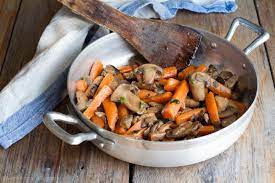 Il coniglio con funghi è un secondo così gustoso e semplice da realizzare che diventerà il vostro pezzo forte in cucina. Funghi E Carote In Padella Un Contorno Semplice E Appetitoso