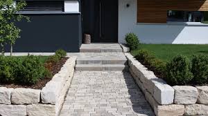 Aus kies/splitt, pflastersteine oder aus natürlichem rindenmulch wege im garten pflastersteine sind hingegen besonders langlebig und haben von anfang an eine optimale trittsicherheit. Reprasentative Terrassen Wege Und Einfahrten Von Garten Rainer