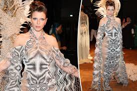 Julia Fox back at Paris Fashion Week in Iris Van Herpen gown
