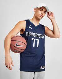 And after he impressively won nba's rookie of the year in 2018 by receiving 98 out of 100 first place votes, the. Jordan Nba Dallas Mavericks Doncic 77 Swingman Jersey Blau Jd Sports Osterreich