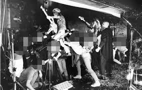 フォトギャラリー5枚目 「爆風スランプ」14年ぶりライブで過激パフォーマンス再び！？ 本誌が観た”めちゃくちゃ”ライブ | FRIDAYデジタル