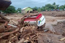 Bencana alam yang sering terjadi di indonesia di antaranya seperti gempa bumi, tsunami, letusan gunung berapi, tanah longsor, banjir, angin puting beliung, dll. Update Korban Jiwa Akibat Bencana Di Ntt Dan Ntb 119 Orang